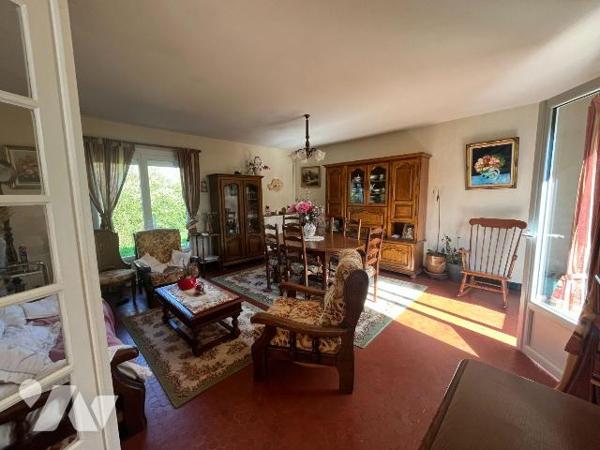 Une maison de plain-pied située sur la commune de BERNAY d'environ 102 m² couverte en ardoises ...