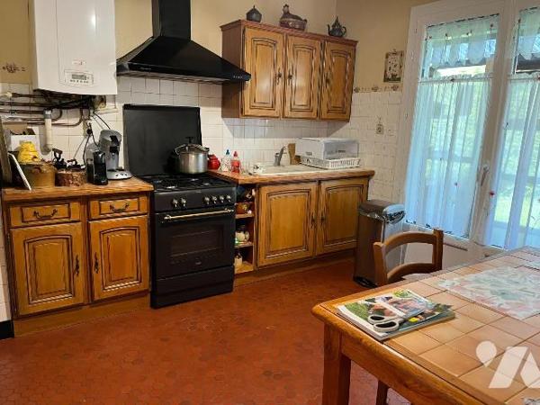 Une maison de plain-pied située sur la commune de BERNAY d'environ 102 m² couverte en ardoises ...