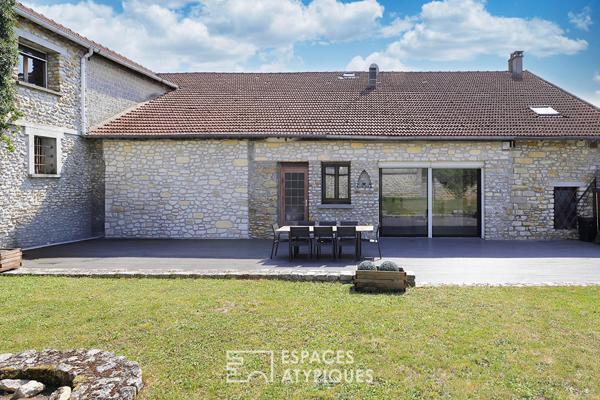 Maison en pierre rénovée avec jardin et cour