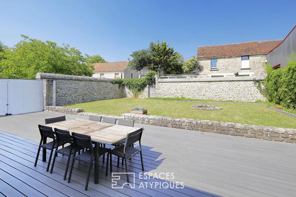 Maison en pierre rénovée avec jardin et cour