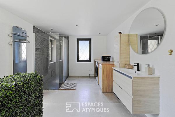 Maison en pierre rénovée avec jardin et cour