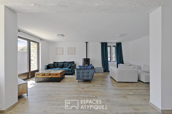 Maison en pierre rénovée avec jardin et cour