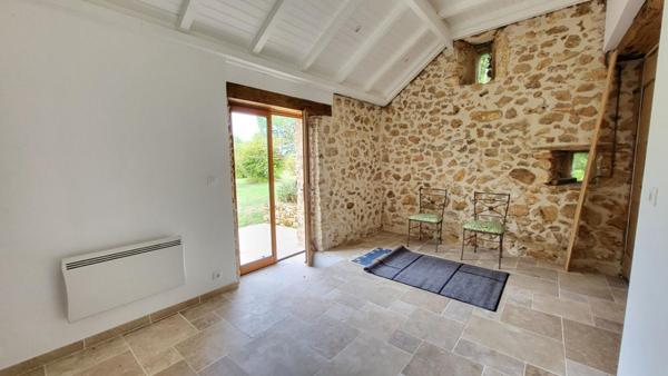 Proche Bergerac Maison de campagne en pierres  10 pièces , 305 m2 piscine grange et parc de 2ha