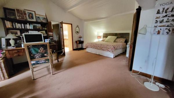 Proche Bergerac Maison de campagne en pierres  10 pièces , 305 m2 piscine grange et parc de 2ha