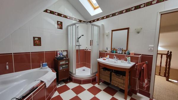 Proche Bergerac Maison de campagne en pierres  10 pièces , 305 m2 piscine grange et parc de 2ha