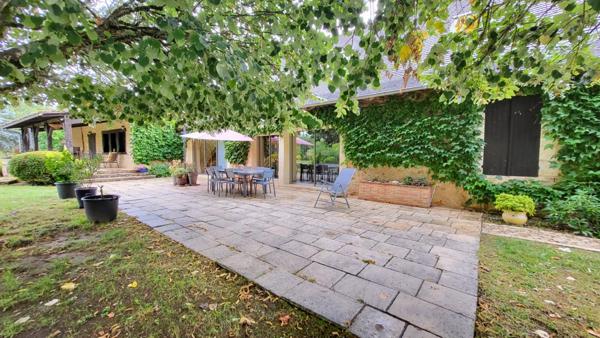 Proche Bergerac Maison de campagne en pierres  10 pièces , 305 m2 piscine grange et parc de 2ha
