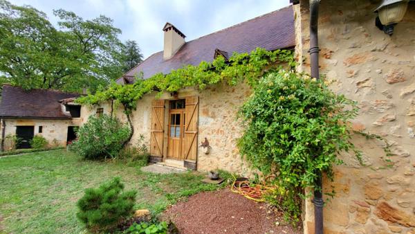 Proche Bergerac Maison de campagne en pierres  10 pièces , 305 m2 piscine grange et parc de 2ha
