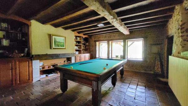 Proche Bergerac Maison de campagne en pierres  10 pièces , 305 m2 piscine grange et parc de 2ha