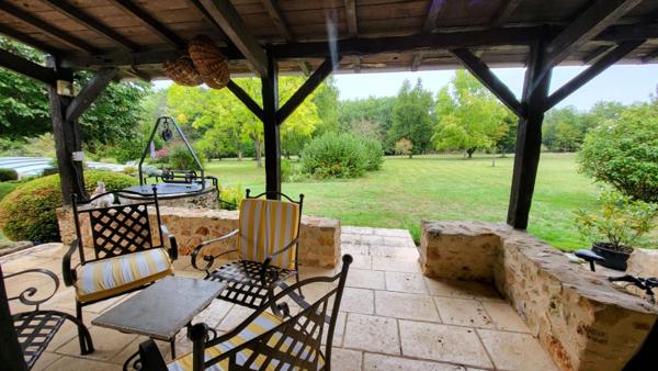 Proche Bergerac Maison de campagne en pierres  10 pièces , 305 m2 piscine grange et parc de 2ha