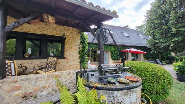 Proche Bergerac Maison de campagne en pierres  10 pièces , 305 m2 piscine grange et parc de 2ha