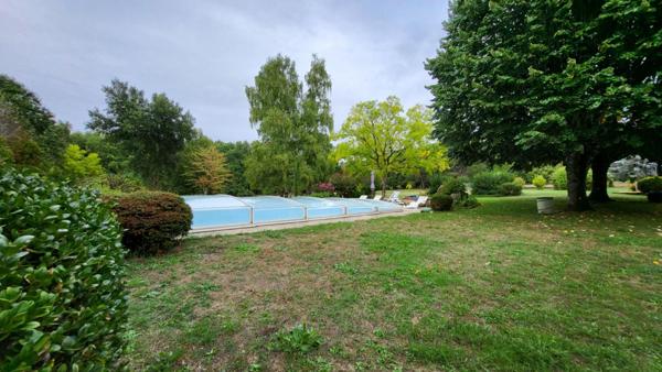 Proche Bergerac Maison de campagne en pierres  10 pièces , 305 m2 piscine grange et parc de 2ha