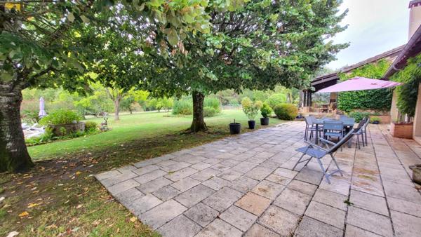 Proche Bergerac Maison de campagne en pierres  10 pièces , 305 m2 piscine grange et parc de 2ha