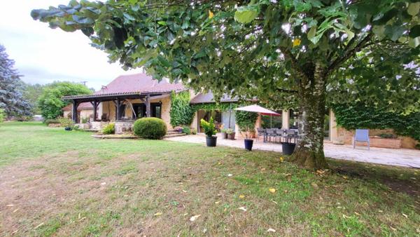 Proche Bergerac Maison de campagne en pierres  10 pièces , 305 m2 piscine grange et parc de 2ha