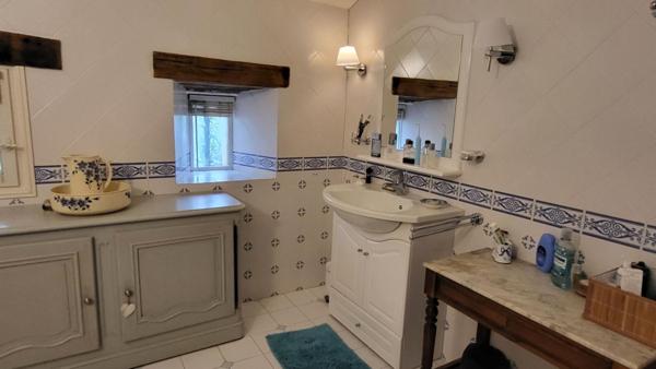 Proche Bergerac Maison de campagne en pierres  10 pièces , 305 m2 piscine grange et parc de 2ha