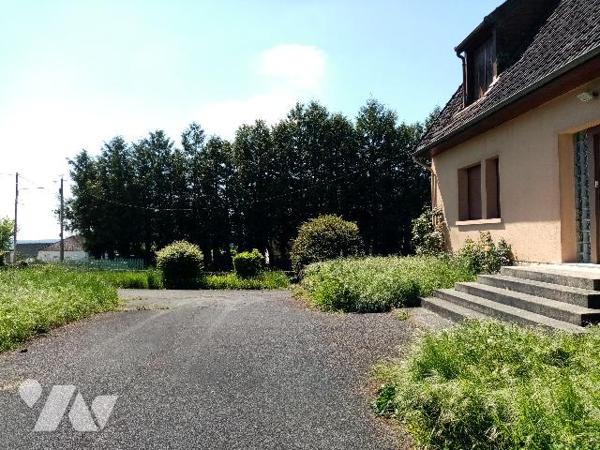MAISON SUR SOUS-SOL avec quatre chambres.