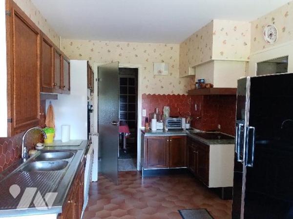 MAISON SUR SOUS-SOL avec quatre chambres.