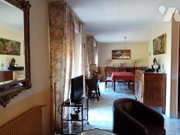 MAISON SUR SOUS-SOL avec quatre chambres.