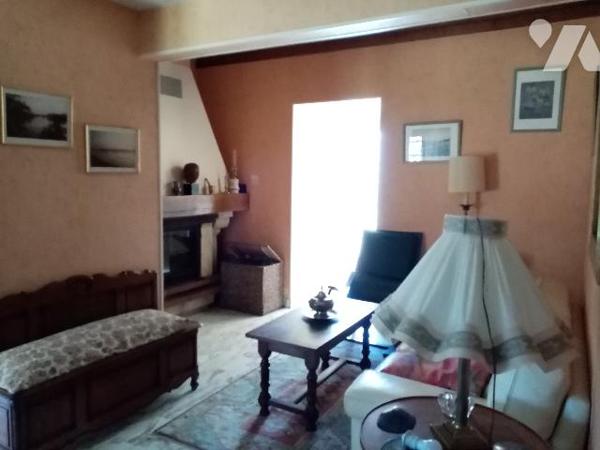 MAISON SUR SOUS-SOL avec quatre chambres.