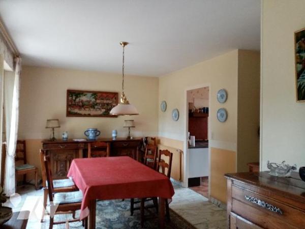 MAISON SUR SOUS-SOL avec quatre chambres.