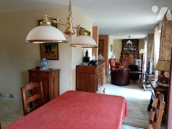 MAISON SUR SOUS-SOL avec quatre chambres.