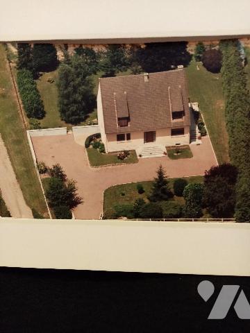 MAISON SUR SOUS-SOL avec quatre chambres.