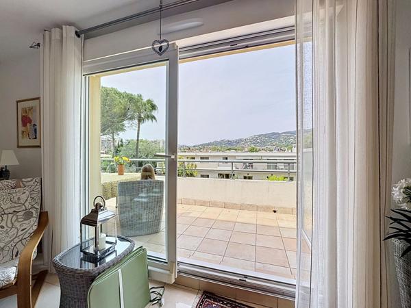 Bel appartement 3 pièces de 63 m² avec garage, parking et place d'amarrage.