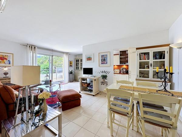 Bel appartement 3 pièces de 63 m² avec garage, parking et place d'amarrage.