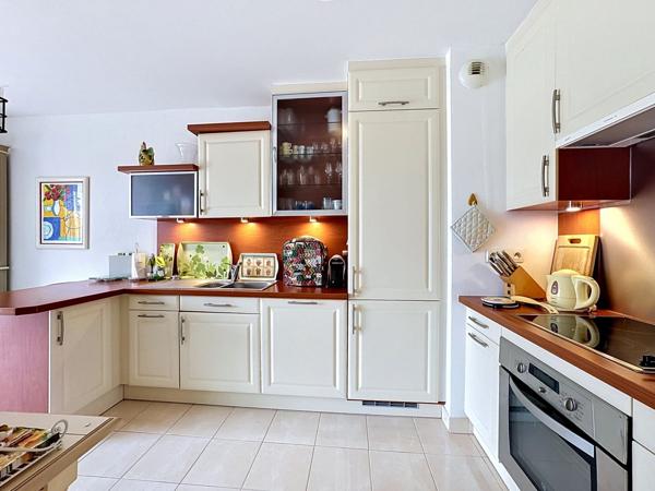 Bel appartement 3 pièces de 63 m² avec garage, parking et place d'amarrage.