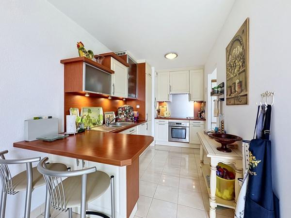 Bel appartement 3 pièces de 63 m² avec garage, parking et place d'amarrage.