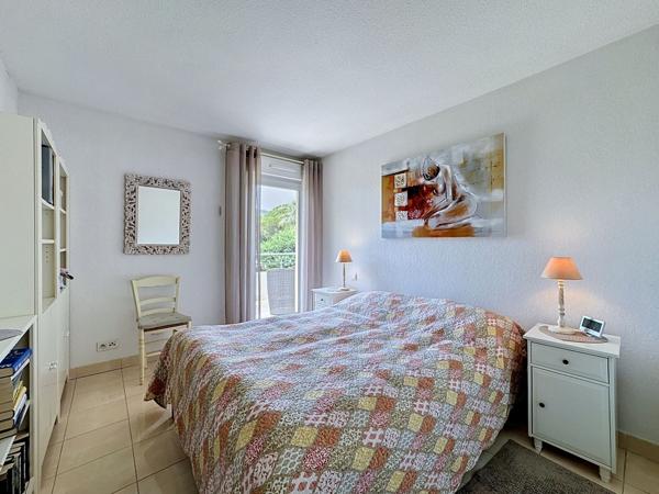 Bel appartement 3 pièces de 63 m² avec garage, parking et place d'amarrage.
