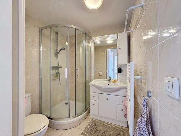 Bel appartement 3 pièces de 63 m² avec garage, parking et place d'amarrage.