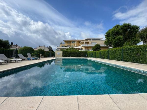 Bel appartement 3 pièces de 63 m² avec garage, parking et place d'amarrage.