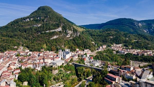 Maison composée de deux appartement indépendants, idéal pour investisseur ou résidence principale