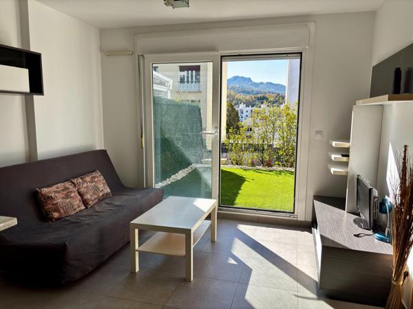 T2 rénové, lumineux avec très grande terrasse, jardin et garage fermé