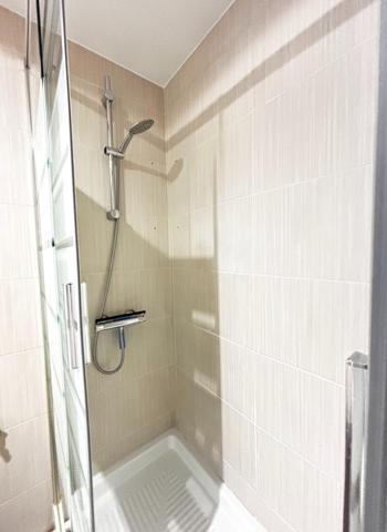 T2 rénové, lumineux avec très grande terrasse, jardin et garage fermé