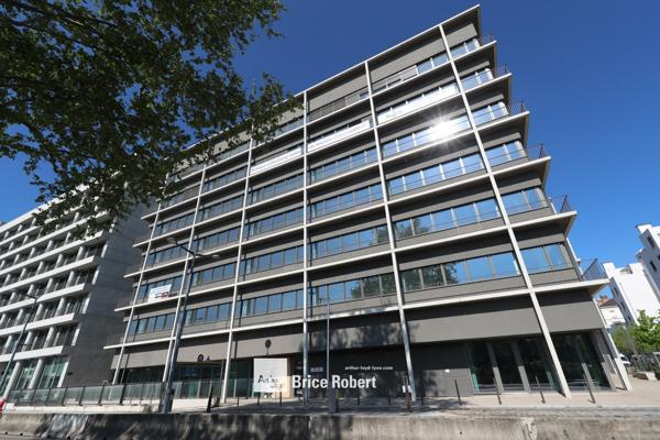 Location bureaux neufs à Lyon 2ème quartier Confluence avec balcons filants