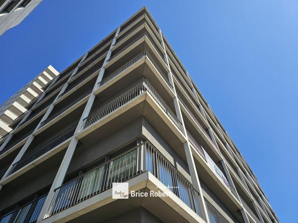 Location bureaux neufs à Lyon 2ème quartier Confluence avec balcons filants