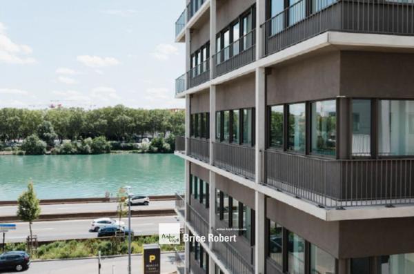 Location bureaux neufs à Lyon 2ème quartier Confluence avec balcons filants