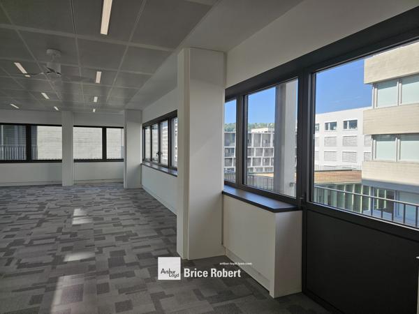 Location bureaux neufs à Lyon 2ème quartier Confluence avec balcons filants