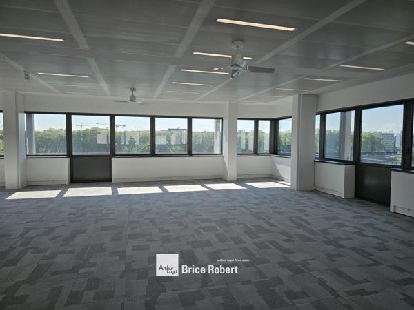Location bureaux neufs à Lyon 2ème quartier Confluence avec balcons filants
