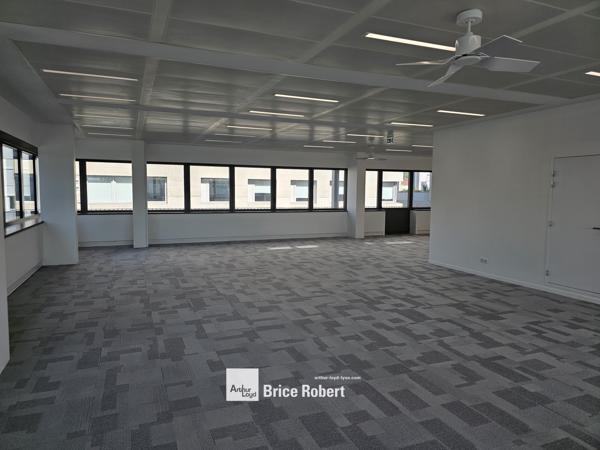 Location bureaux neufs à Lyon 2ème quartier Confluence avec balcons filants