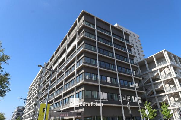 Location bureaux neufs à Lyon 2ème quartier Confluence avec balcons filants