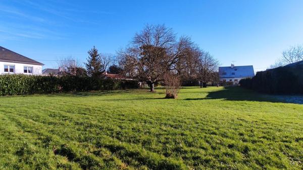 Beau terrain diffus à proximité des commerces et services