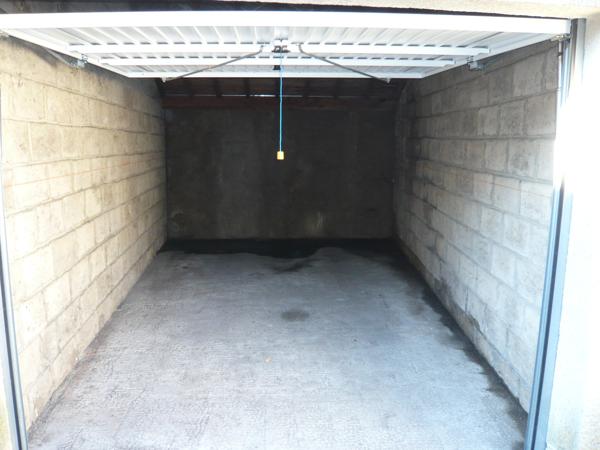 Parking / box Laval