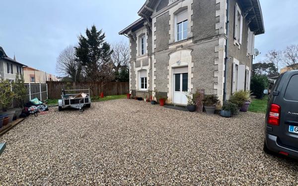 Maison à vendre    6 pièces •  Salles