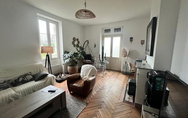 Maison à vendre    6 pièces •  Salles