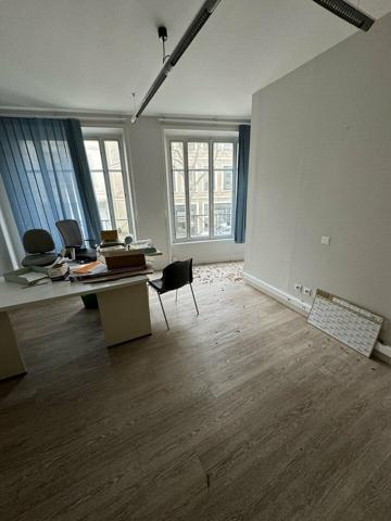 ACHAT LOCAL COMMERCIAL BUREAUX AVEC ASCENSEUR 289m2 HYPER CENTRE VILLE NIORT PROCHE COMMERCES ET PLACE DE LA BRECHE