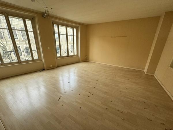ACHAT LOCAL COMMERCIAL BUREAUX AVEC ASCENSEUR 289m2 HYPER CENTRE VILLE NIORT PROCHE COMMERCES ET PLACE DE LA BRECHE