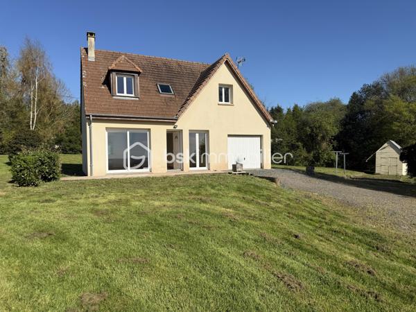 À seulement 7 minutes de Pont-l’Évêque, venez découvrir cette maison familiale implantée sur une belle parcelle d’environ 3 900 m², dans un environnement calme et verdoyant, avec une agréable vue dégagée.

Elle se compose d’une pièce de vie lumineuse de 47 m² avec cuisine ouverte, de trois chambres spacieuses, d’une salle de bains équipée d’une baignoire et d’une douche, ainsi que de deux WC indépendants.

La maison développe environ 104 m² au sol, dont 90 m² habitables.

Un garage et un cellier d’environ 22 m² supplémentaires viennent compléter l’ensemble et offrent un beau potentiel d’aménagement selon vos besoins : suite parentale, bureau, espace indépendant ou pièce supplémentaire.

Le tout est édifié sur une généreuse parcelle de 3 900 m², idéale pour profiter pleinement du calme et de l’environnement.

Assainissement individuel conforme.

Une maison fonctionnelle avec de beaux volumes et un vrai potentiel, à proximité immédiate de Pont-l’Évêque.