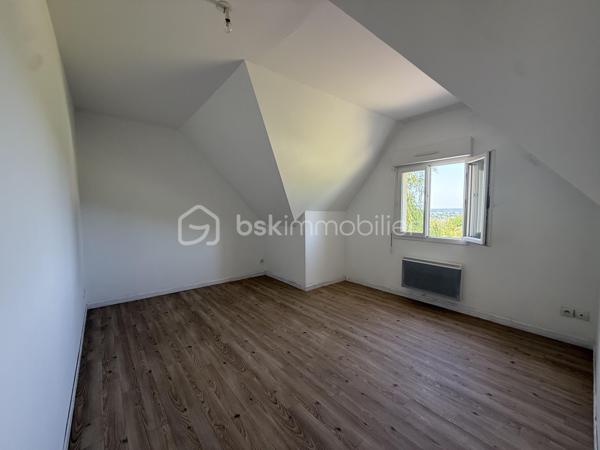À seulement 7 minutes de Pont-l’Évêque, venez découvrir cette maison familiale implantée sur une belle parcelle d’environ 3 900 m², dans un environnement calme et verdoyant, avec une agréable vue dégagée.

Elle se compose d’une pièce de vie lumineuse de 47 m² avec cuisine ouverte, de trois chambres spacieuses, d’une salle de bains équipée d’une baignoire et d’une douche, ainsi que de deux WC indépendants.

La maison développe environ 104 m² au sol, dont 90 m² habitables.

Un garage et un cellier d’environ 22 m² supplémentaires viennent compléter l’ensemble et offrent un beau potentiel d’aménagement selon vos besoins : suite parentale, bureau, espace indépendant ou pièce supplémentaire.

Le tout est édifié sur une généreuse parcelle de 3 900 m², idéale pour profiter pleinement du calme et de l’environnement.

Assainissement individuel conforme.

Une maison fonctionnelle avec de beaux volumes et un vrai potentiel, à proximité immédiate de Pont-l’Évêque.